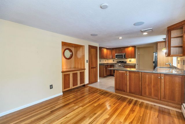 28 Wendover Way, Bedford, NH 03110