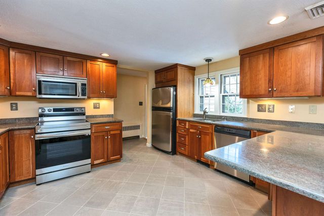 28 Wendover Way, Bedford, NH 03110