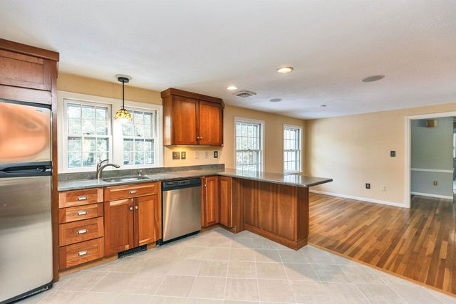 28 Wendover Way, Bedford, NH 03110