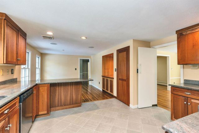 28 Wendover Way, Bedford, NH 03110