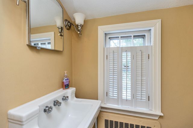 28 Wendover Way, Bedford, NH 03110