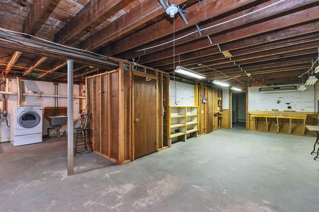 28 Wendover Way, Bedford, NH 03110