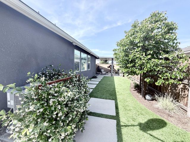 2031 N Osmun Avenue, Clovis, CA 93619