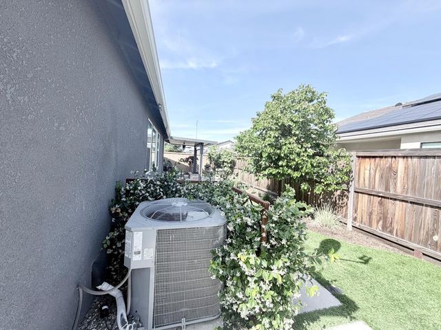 2031 N Osmun Avenue, Clovis, CA 93619