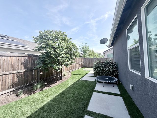2031 N Osmun Avenue, Clovis, CA 93619