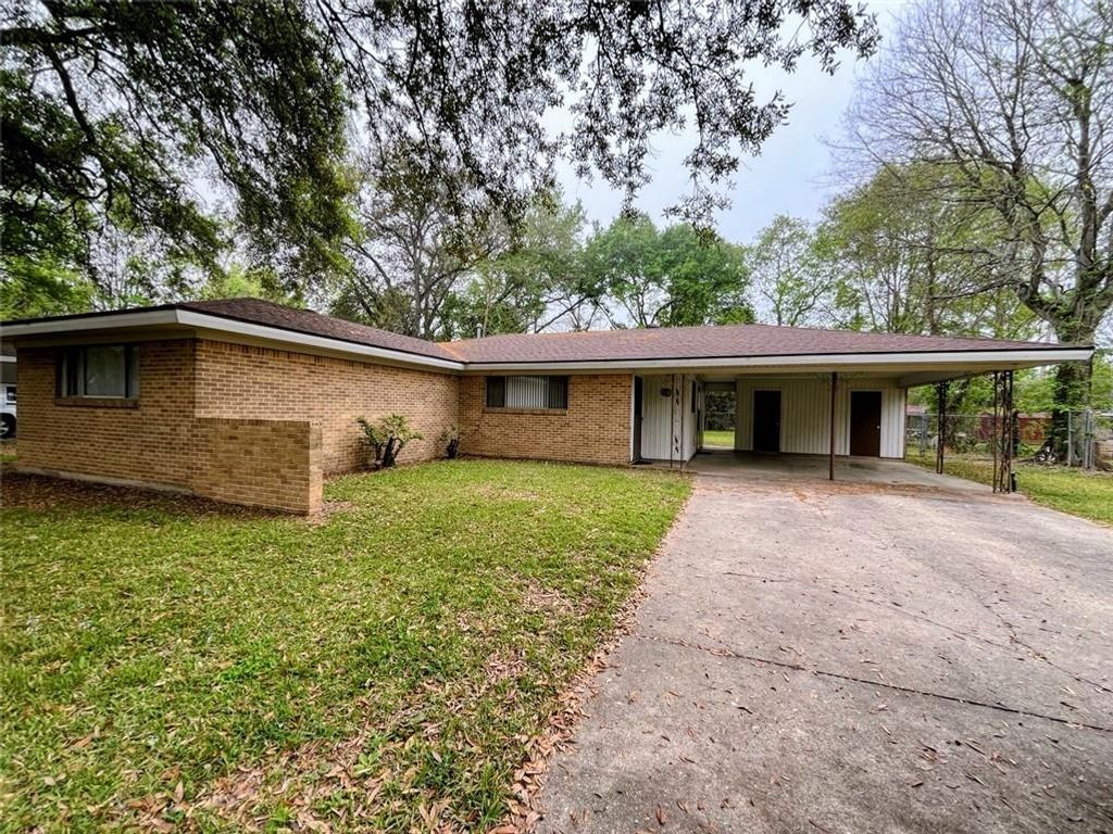 5210 CHESTNUT Drive, Alexandria, LA 71301