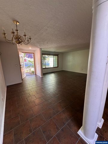 2286 Greentree Dr NE, Salem, OR 97305