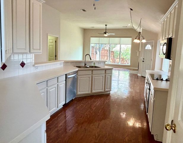 409 Crestview Point Drive, Lewisville, TX 75067