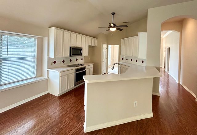 409 Crestview Point Drive, Lewisville, TX 75067
