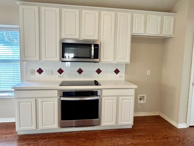 409 Crestview Point Drive, Lewisville, TX 75067