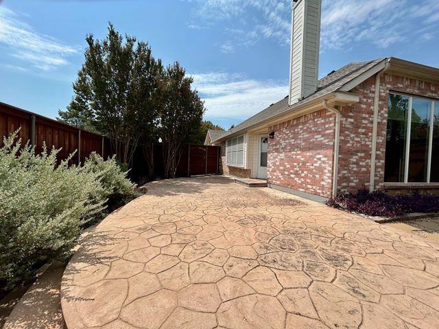 409 Crestview Point Drive, Lewisville, TX 75067