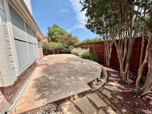 409 Crestview Point Drive, Lewisville, TX 75067