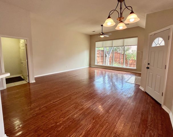 409 Crestview Point Drive, Lewisville, TX 75067