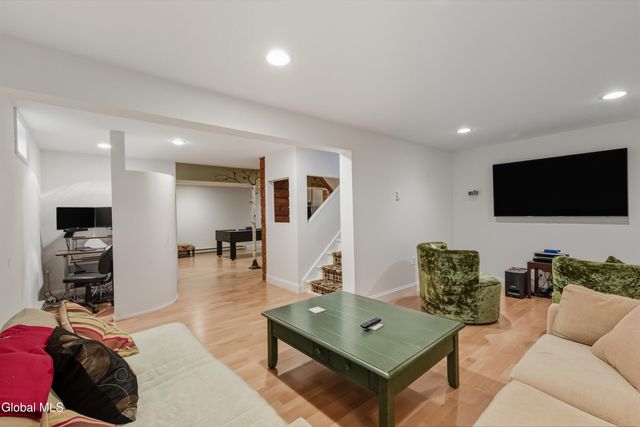 15 Thoroughbred Drive, Saratoga Springs, NY 12866