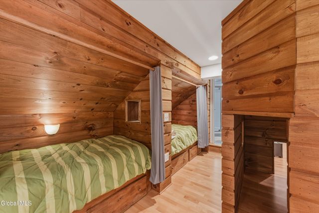 15 Thoroughbred Drive, Saratoga Springs, NY 12866