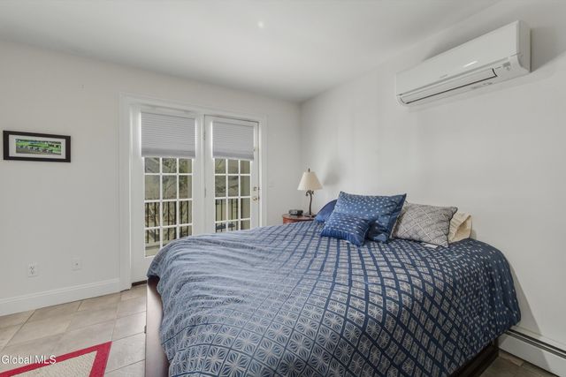 15 Thoroughbred Drive, Saratoga Springs, NY 12866