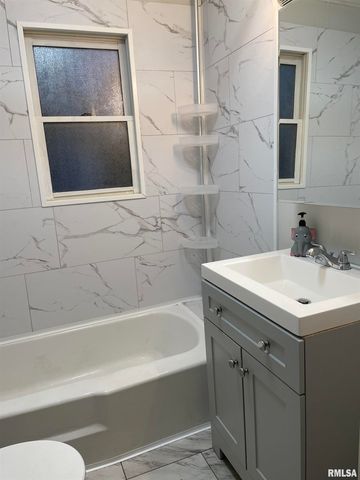 1202 E Parham Street, Marion, IL 62959