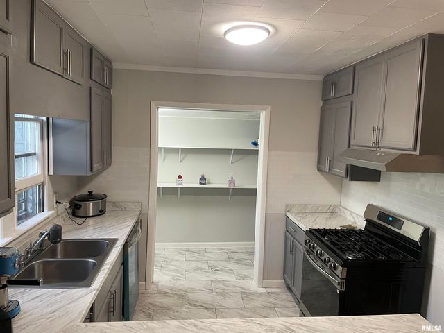 1202 E Parham Street, Marion, IL 62959