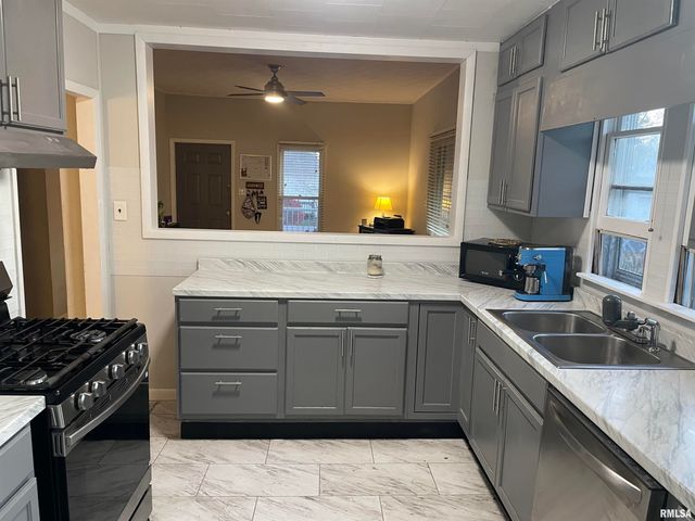 1202 E Parham Street, Marion, IL 62959