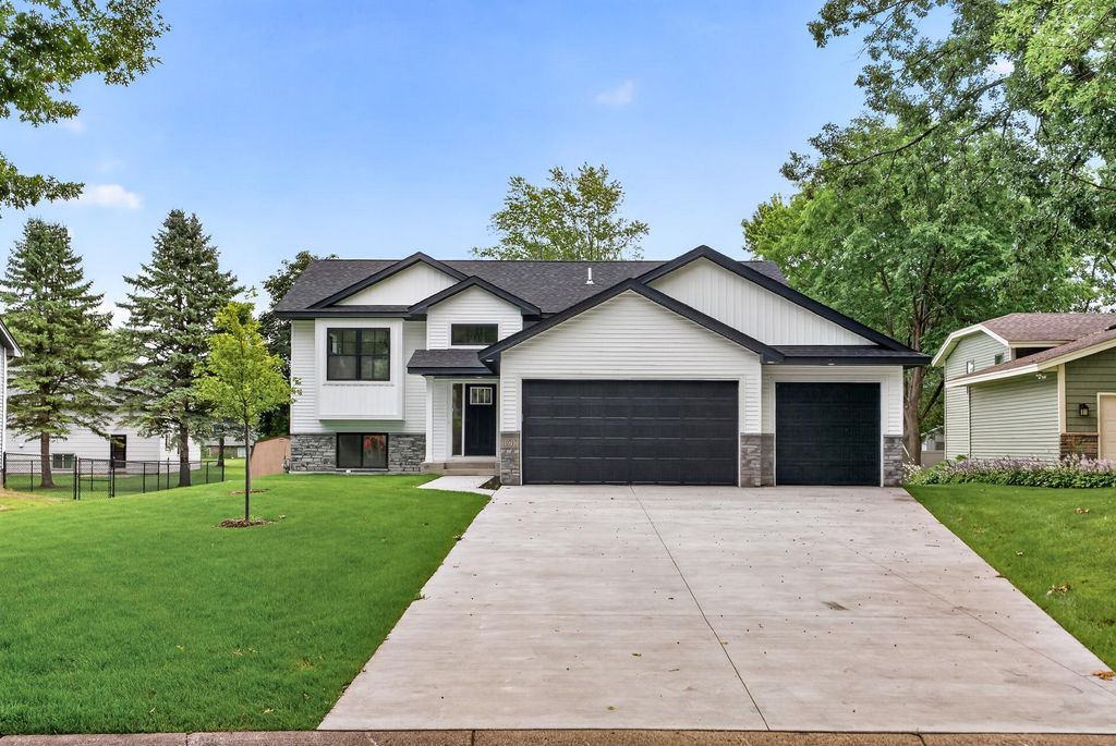 10717 Lincoln Street NE, Blaine, MN 55434