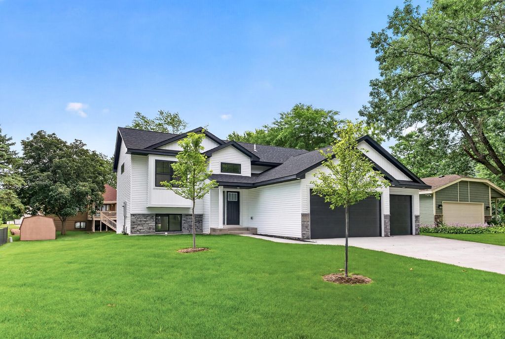 10717 Lincoln Street NE, Blaine, MN 55434 — photo 2