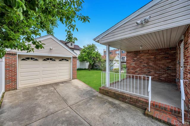 8343 261st Street, Glen Oaks, NY 11004