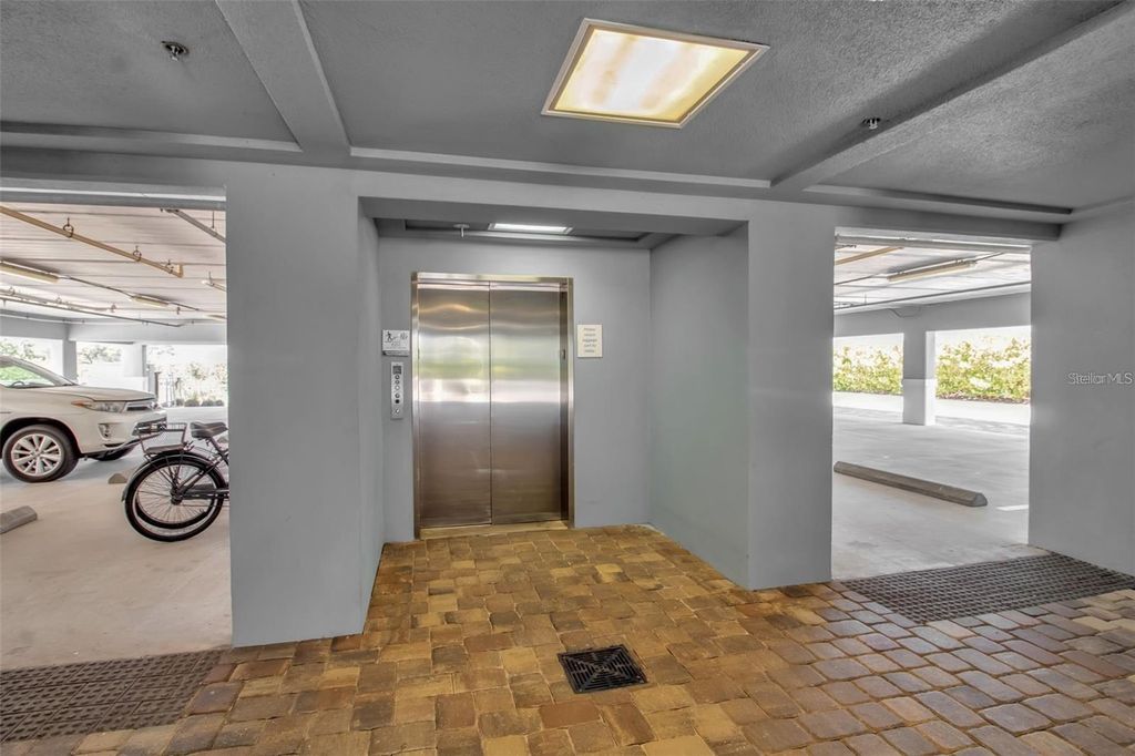 Image 18 of property listing at 376 ARUBA CIRCLE 301, Bradenton, FL 34209