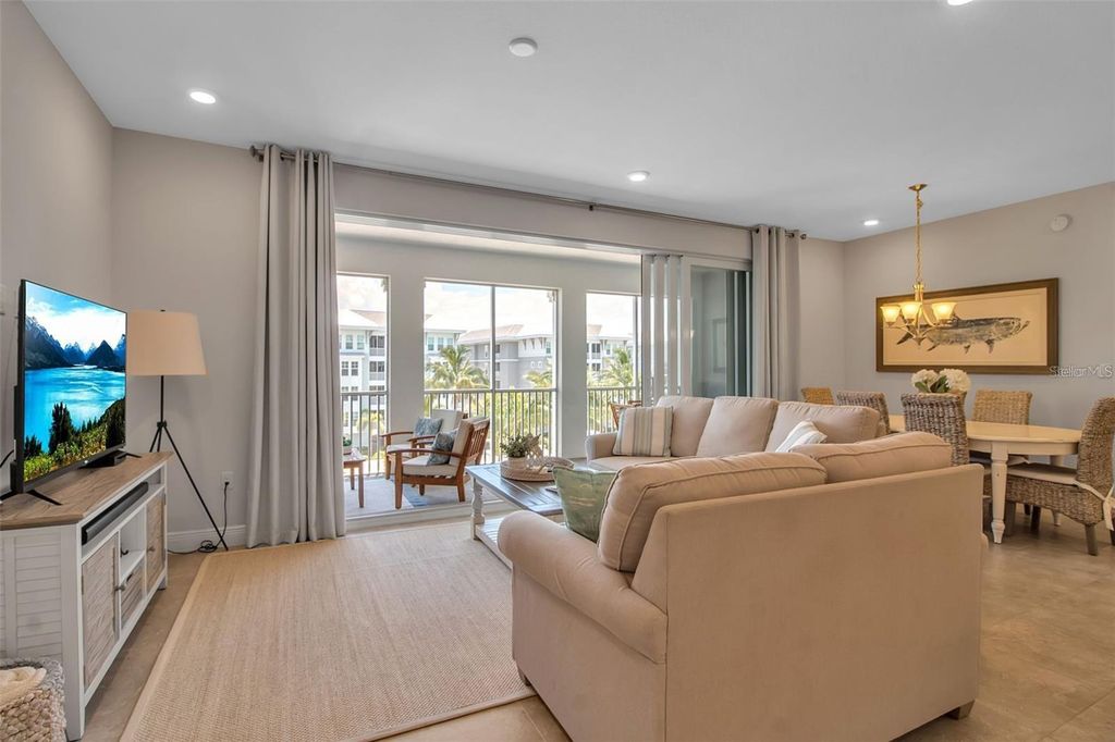 Image 23 of property listing at 376 ARUBA CIRCLE 301, Bradenton, FL 34209
