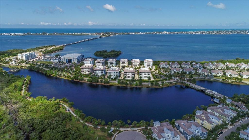 Image 4 of property listing at 376 ARUBA CIRCLE 301, Bradenton, FL 34209