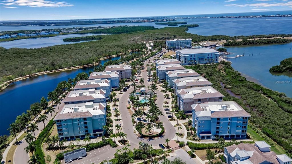 Image 10 of property listing at 376 ARUBA CIRCLE 301, Bradenton, FL 34209