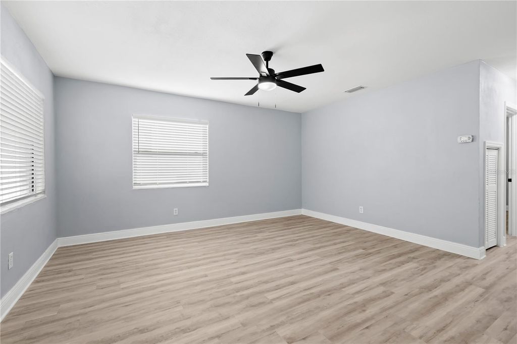 Image 2 of property listing at 3921 W GRAY STREET, Tampa, FL 33609