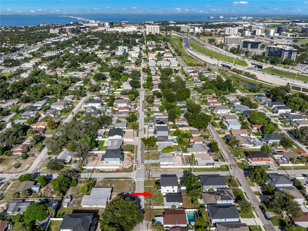 Image 36 of property listing at 3921 W GRAY STREET, Tampa, FL 33609
