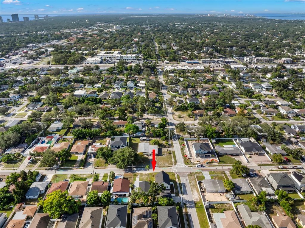 Image 38 of property listing at 3921 W GRAY STREET, Tampa, FL 33609