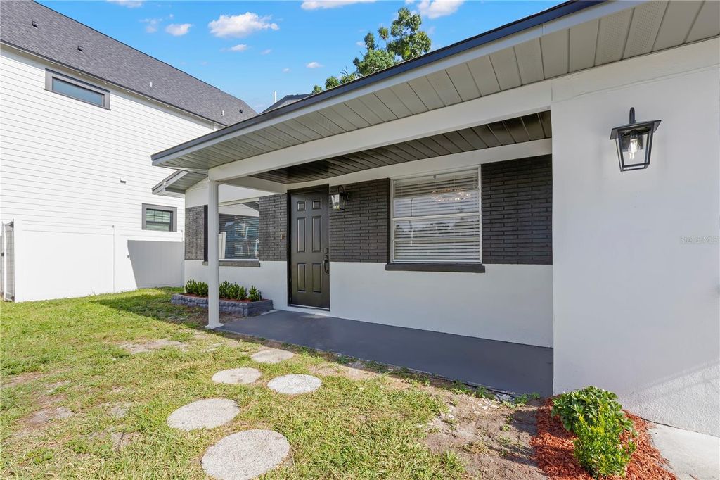 Image 45 of property listing at 3921 W GRAY STREET, Tampa, FL 33609