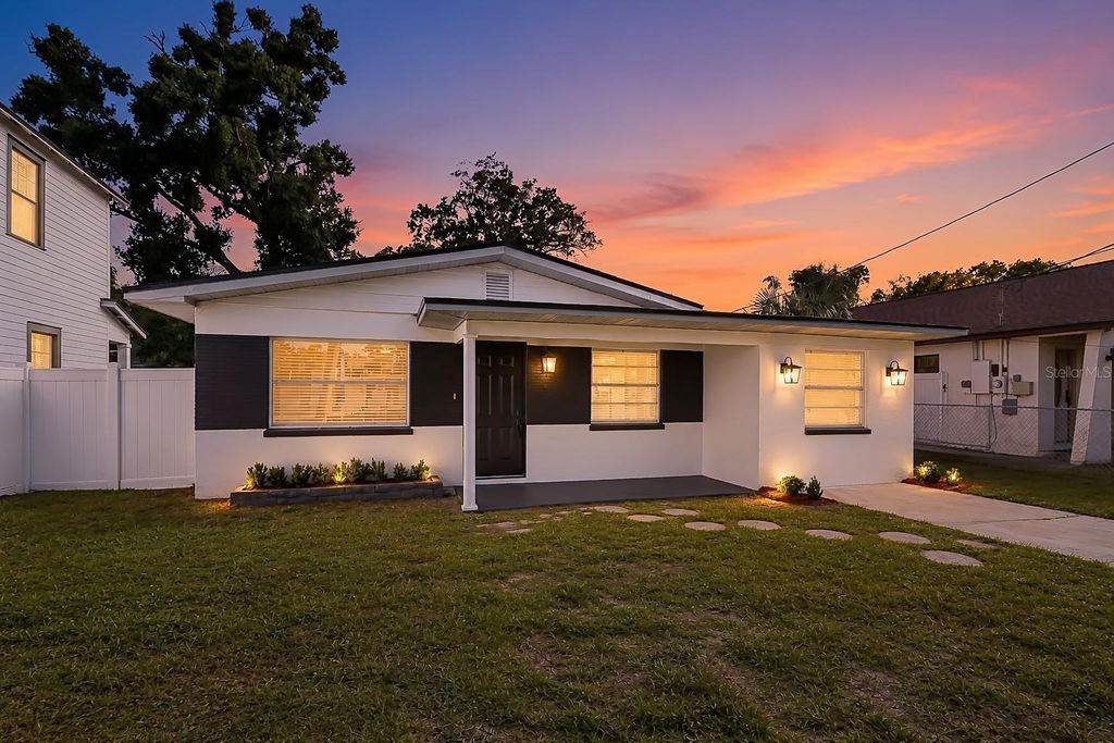 Image 46 of property listing at 3921 W GRAY STREET, Tampa, FL 33609