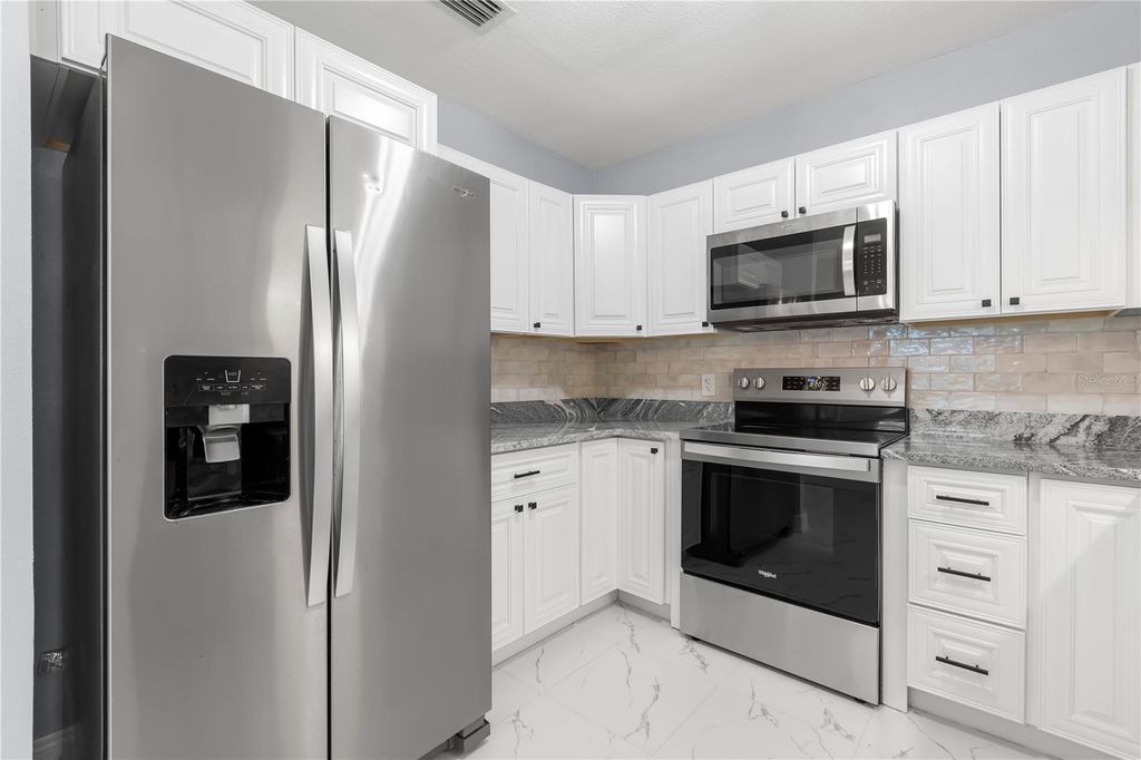 Image 7 of property listing at 3921 W GRAY STREET, Tampa, FL 33609