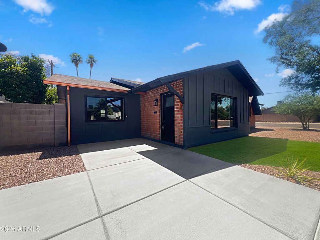 8201 E WHITTON Avenue, Scottsdale, AZ 85251