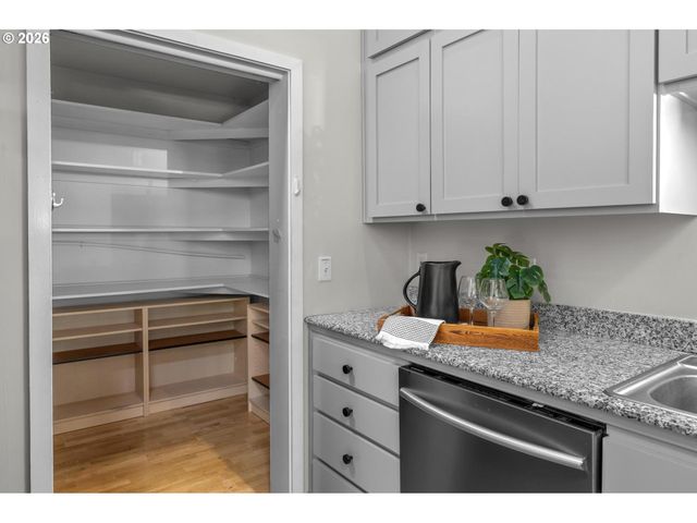 2769 Nw SAVIER St, Portland, OR 97210