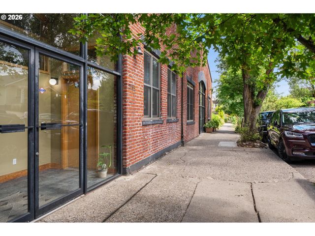 2769 Nw SAVIER St, Portland, OR 97210