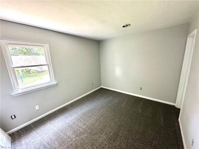 1124 Thisdell LN, Newport News, VA 23607