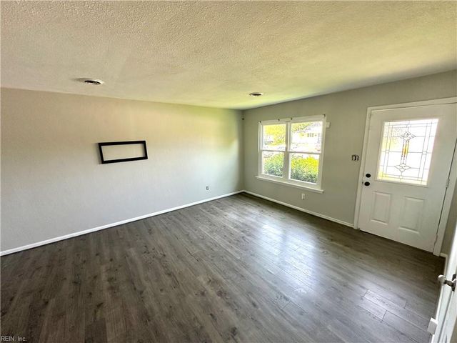 1124 Thisdell LN, Newport News, VA 23607