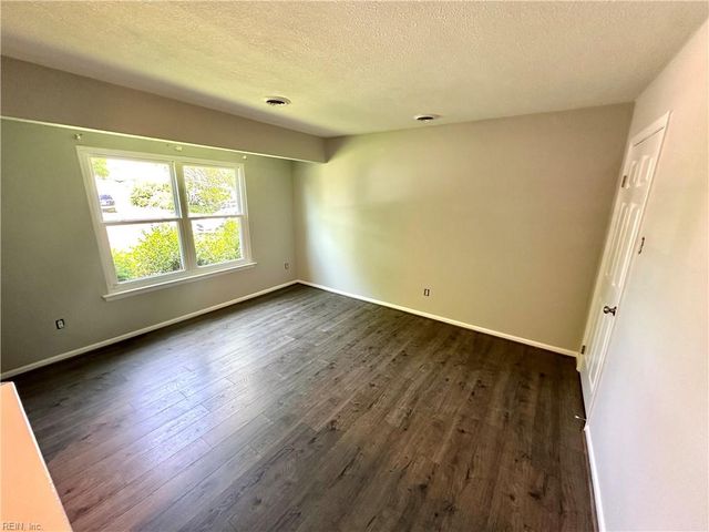 1124 Thisdell LN, Newport News, VA 23607