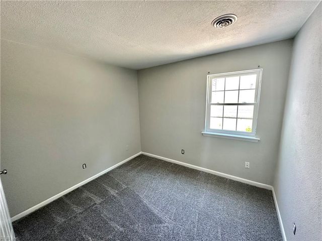 1124 Thisdell LN, Newport News, VA 23607