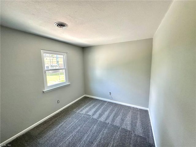 1124 Thisdell LN, Newport News, VA 23607