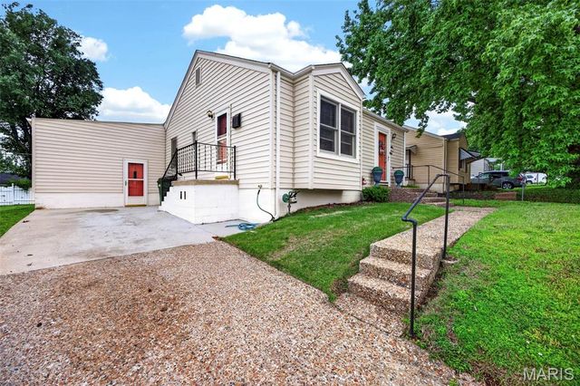 1033 Perry Street, St Charles, MO 63301