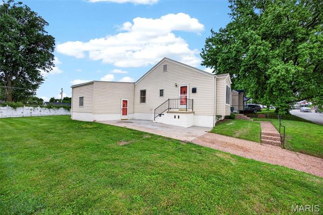 1033 Perry Street, St Charles, MO 63301