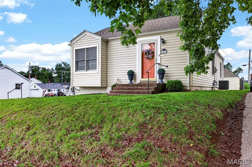 1033 Perry Street, St Charles, MO 63301