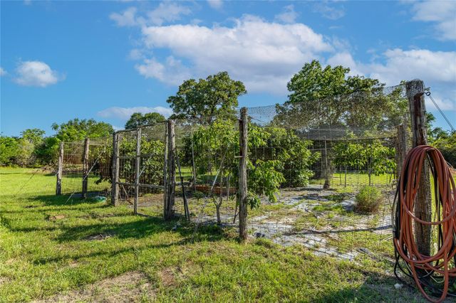 1081 Yaupon Creek Estates Drive, Columbus, TX 78934