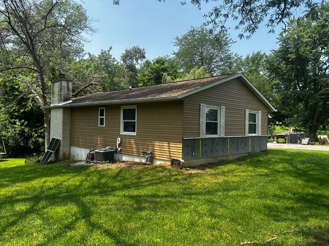 5 Valley View Drive, Blue Grass, IA 52726