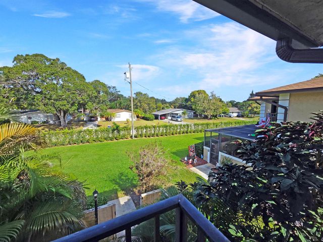 1482 N Lawnwood Circle 30-D, Fort Pierce, FL 34950